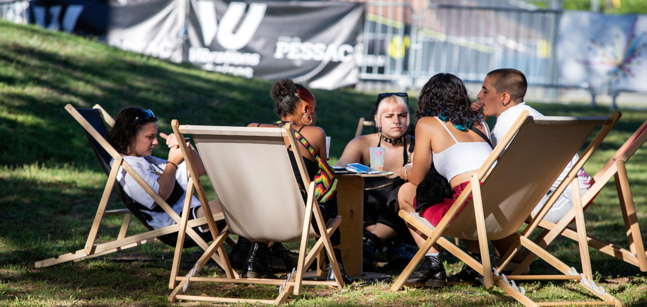 public du festival qui se détend dans la verdure